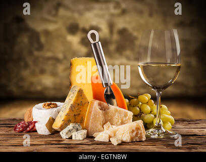 Vari tipi di formaggio con vino bianco Foto Stock