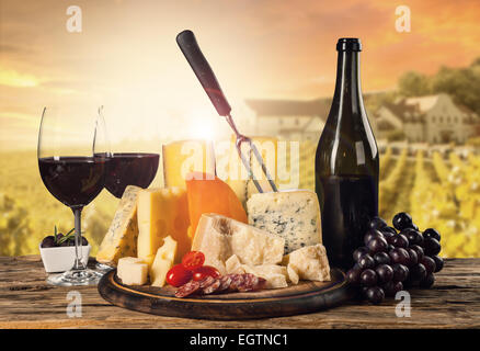 Vari tipi di formaggio con un bicchiere di vino rosso Foto Stock