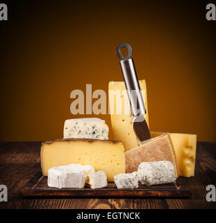 Vari tipi di formaggio servita su un tavolo di legno Foto Stock