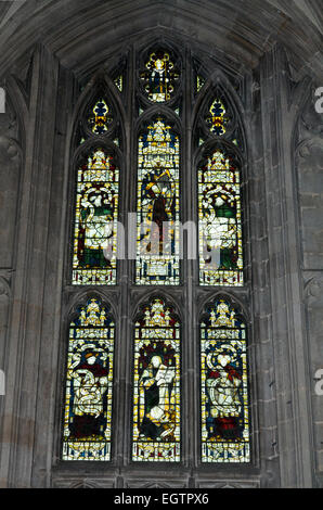 Il vetro macchiato: Jane Austen finestra / Austen's vetro macchiato - Windows - la Cattedrale di Winchester, Winchester, Hampshire, Regno Unito. Foto Stock