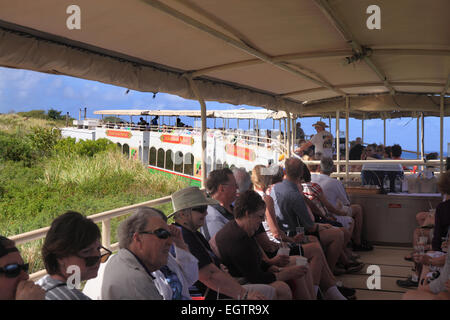 Scenic Railway treno che porta i turisti per un giro attraverso le vecchie piantagioni di zucchero in Saint Kitts, dei Caraibi Foto Stock