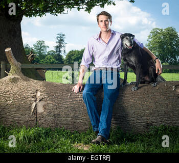 Otis Ferry (b 1/11/1982) figlio più giovane cantante di Brian Ferry. Nella foto con i suoi cani Otis è un pro-caccia attivista. Foto Stock