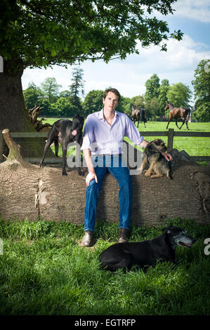 Otis Ferry (b 1/11/1982) figlio più giovane cantante di Brian Ferry. Nella foto con i suoi cani Otis è un pro-caccia attivista. Foto Stock