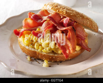 Croccante di pancetta e uova strapazzate su un bagel Foto Stock