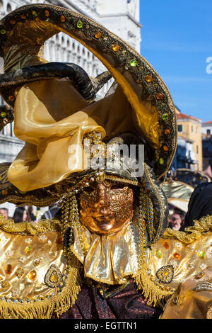 Maschera dorata con decorazioni e intagli durante il Carnevale di Venezia 2015 edition. Foto Stock