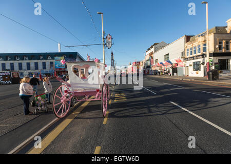 I turisti in attesa per un giro in una romantica rosa carrello cavallo in Promenade di Blackpool Foto Stock