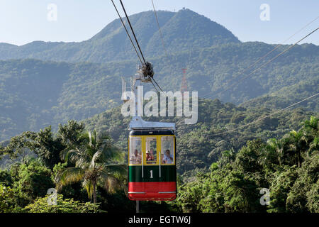 I turisti in Teleforico funivia sopra gli alberi della foresta pluviale su Pico Isabel de Torres mountain Puerto Plata Repubblica Dominicana Foto Stock