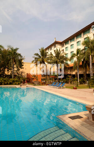 Myanmar hotel; The Sedona Hotel and swimming pool, Mandalay, Myanmar (Birmania), Asia Foto Stock