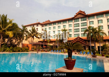 Mandalay Hotel; il lussuoso Sedona Hotel e piscina, Mandalay, Myanmar (Birmania), Asia Foto Stock