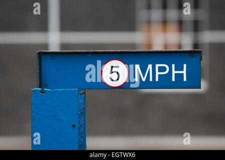 5 mph velocità avviso limite su un metallo blu post Foto Stock