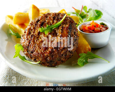 Alla brace hamburger di manzo con chunky chips, insalata e assaporare Foto Stock