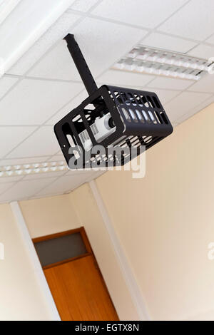 Proiettore video e protezione in un aula universitaria Foto Stock