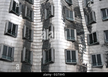 Il Rheinhafen centro delle arti e dei media, progettato dall'architetto Frank Gehry di Düsseldorf, Germania. Foto Stock