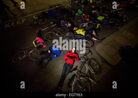 Londra, Regno Unito. 2 Marzo, 2015. Escursioni in bicicletta a morire in ricordare Claire Hitier-Abadie Credito: Guy Corbishley/Alamy Live News Foto Stock