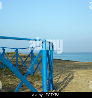 Blue staccionata in legno segna resort confine fronte oceano Foto Stock