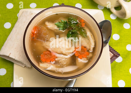 Zuppa con gnocchetti di grano in un modo rurale Foto Stock
