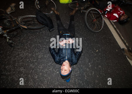 Londra, Regno Unito. 2 Marzo, 2015. Gli attivisti da smettere di uccidere i ciclisti detenuto protesta e azione Die-In stasera al di fuori di Westminster City Council di Londra. L'azione è stata istituita per commemorare la morte di Claire Hitier-Abadie, che hanno perso la vita mentre il ciclismo giovedì 19 febbraio a Victoria Street. Credito: Velar concedere/ZUMA filo/ZUMAPRESS.com/Alamy Live News Foto Stock