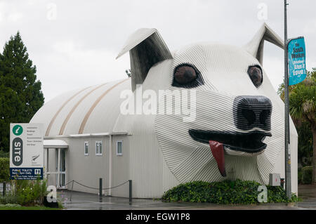 Il cane ondulato iSite, strada principale, Tirau, Waikato, Isola del nord, Nuova Zelanda. Foto Stock