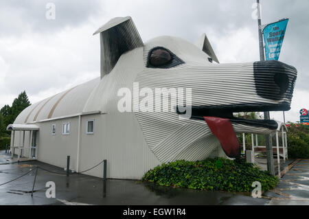 Il cane ondulato iSite, strada principale, Tirau, Waikato, Isola del nord, Nuova Zelanda. Foto Stock