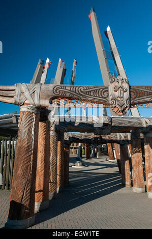 Scultura in legno Maori, Te Puia Marae, Whakarewarewa, Rotorua, Baia di Planty, Isola del nord, Nuova Zelanda. Foto Stock