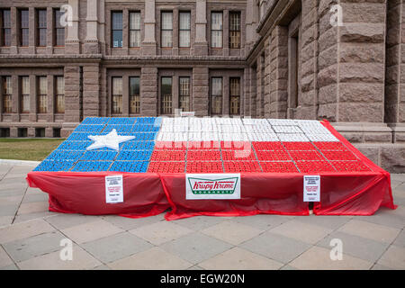 Austin, Texas, Stati Uniti d'America. 2 Mar, 2015. Il locale di Austin, Texas Krispy Kreme franchise creato un Texas bandiera fuori 1,836 ciambelle in onore del Texas " Dichiarazione di indipendenza il 2 marzo 1836. La ciambella bandiera era sul display e dopo mangiato al Campidoglio dello Stato del Texas. Credito: Rustin Gudim/ZUMA filo/Alamy Live News Foto Stock