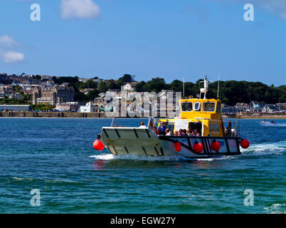 Per i passeggeri dei traghetti nel porto di Tor nero in funzione ogni giorno tra Padstow e Rock in North Cornwall Inghilterra Regno unito mediante un Seakeeper 715 barca Foto Stock