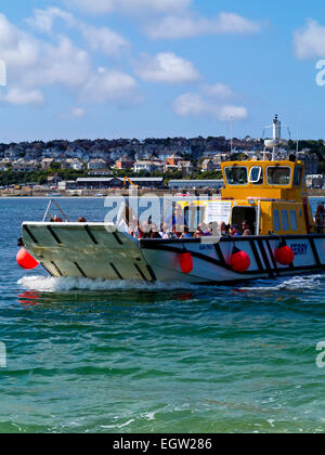 Per i passeggeri dei traghetti nel porto di Tor nero in funzione ogni giorno tra Padstow e Rock in North Cornwall Inghilterra Regno unito mediante un Seakeeper 715 barca Foto Stock