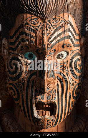 Scultura in legno Maori, Te Puia Marae, Whakarewarewa, Rotorua, Baia di Planty, Isola del nord, Nuova Zelanda. Foto Stock