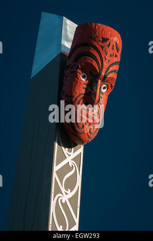 Scultura in legno Maori, Te Puia Marae, Whakarewarewa, Rotorua, Baia di Planty, Isola del nord, Nuova Zelanda. Foto Stock