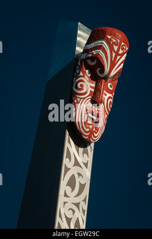 Scultura in legno Maori, Te Puia Marae, Whakarewarewa, Rotorua, Baia di Planty, Isola del nord, Nuova Zelanda. Foto Stock