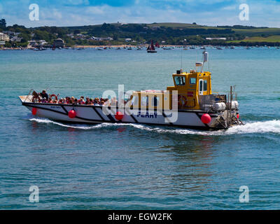 Per i passeggeri dei traghetti nel porto di Tor nero in funzione ogni giorno tra Padstow e Rock in North Cornwall Inghilterra Regno unito mediante un Seakeeper 715 barca Foto Stock