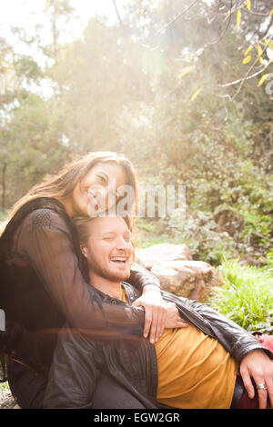 Uomo disteso sulla donna di giro sulla roccia. Foto Stock