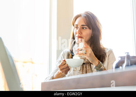 Donna con il tè. Foto Stock