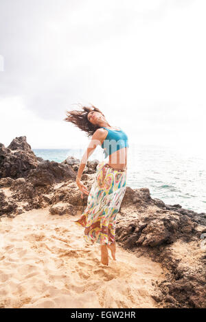 Woman Dancing e salto sulla spiaggia. Foto Stock