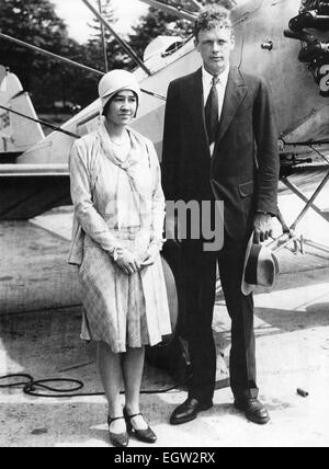 CHARLES LINDBERGH aviatore americano con sua moglie Anne nel 1929 Foto Stock