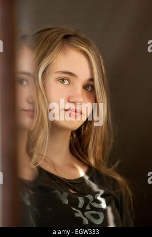 Ritratto di teen girl in mirror. Foto Stock