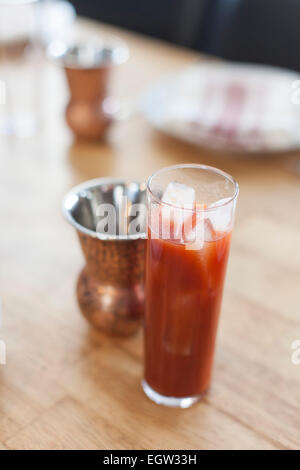 Un bloody mary bere. Foto Stock