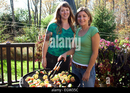 Due donne a grigliare. Foto Stock