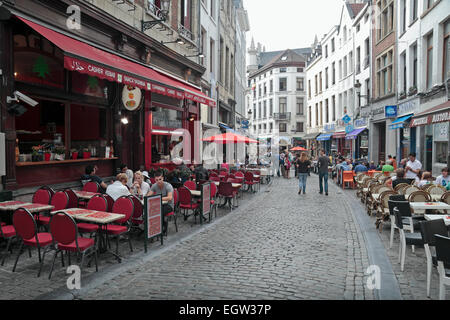 Vista di caffetterie e ristoranti di Rue du Marche aux Fromages a Bruxelles, in Belgio. Foto Stock
