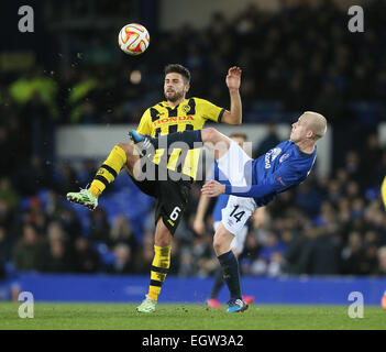 Liverpool, Regno Unito. 26 Febbraio, 2015. Leonardo Bertone di BSC Ragazzi tussles con Steven Naismith di Everton - UEFA Europa League Round di 32 seconda gamba - Everton vs giovani ragazzi - Goodison Park Stadium - Liverpool - Inghilterra - 26 febbraio 2015 © csm/Alamy Live News Foto Stock