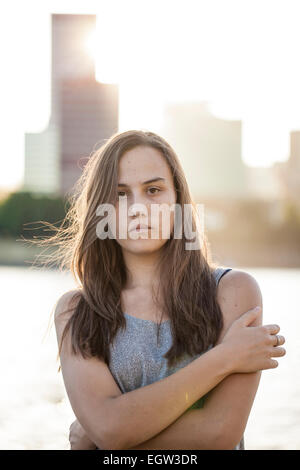 Ritratto di donna con le braccia incrociate, in Portland Foto Stock