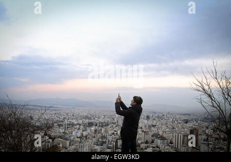 Tehran, Iran. 2 Mar, 2015. Un uomo iraniano prende le immagini in corrispondenza di una zona montagnosa a nord di Teheran, capitale dell'Iran, il 2 marzo 2015. © Ahmad Halabisaz/Xinhua/Alamy Live News Foto Stock