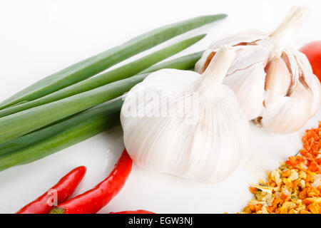 Organico familiare naturale allium sativum aglio verdure vicino sul tavolo bianco Foto Stock