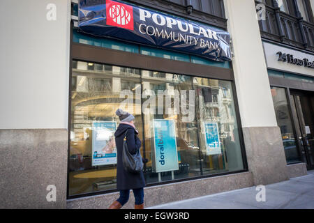 Un chiuso New York succursale del Puerto Rico basato Doral Bank il sabato 28 febbraio, 2015. Il travagliato bank è stata chiusa dalla Federal Deposit Insurance Corporation con l'operazione bancaria venduti al Banco Popular de Puerto Rico. Doral era la quarta banca statunitense a fallire questo anno con 26 filiali, tre in New York e cinque in Florida. (© Richard B. Levine) Foto Stock