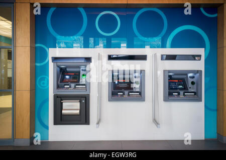 La lobby di ATM in una chiusa New York succursale del Puerto Rico basato Doral Bank il sabato 28 febbraio, 2015. Il travagliato bank è stata chiusa dalla Federal Deposit Insurance Corporation con l'operazione bancaria venduti al Banco Popular de Puerto Rico. Doral era la quarta banca statunitense a fallire questo anno con 26 filiali, tre in New York e cinque in Florida. (© Richard B. Levine) Foto Stock