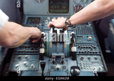 Il cockpit di un Germanwings Airbus A320 aereo con strumenti, sfocato Foto Stock