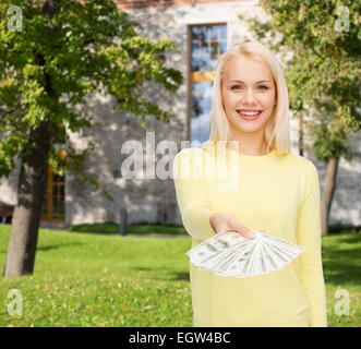 Ragazza sorridente con il dollaro di denaro contante Foto Stock