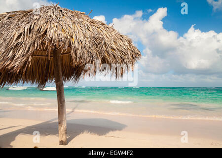 Ombrello in legno su vuoto spiaggia sabbiosa in Repubblica Dominicana Foto Stock