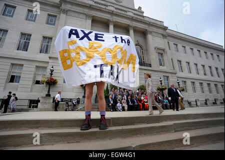 Barnsley, Regno Unito. Il 25 luglio 2013. Una camera da letto manifestante fiscale al di fuori di Barnsley Town Hall. Immagine: Scott Bairstow/Alamy Foto Stock