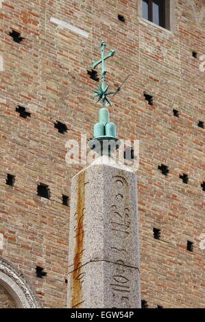 Obelisco Egiziano di fronte a Palazzo Ducale di Urbino, Italia Foto Stock